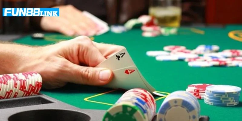 Các lệnh cơ bản trong cách chơi bài Poker rất dễ hiểu.