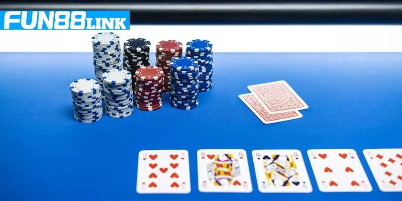 Cách chơi bài Poker Fun88 hấp dẫn với lối cược xanh chín.